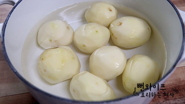 Add water to the potatoes — step photo 2