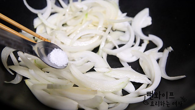 Stir-fry the ingredients — step photo 1