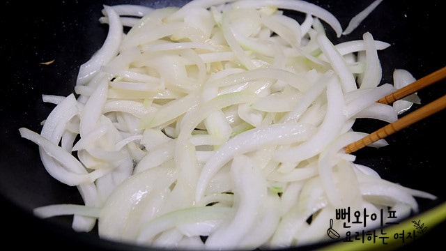 Stir-fry the ingredients — step photo 2