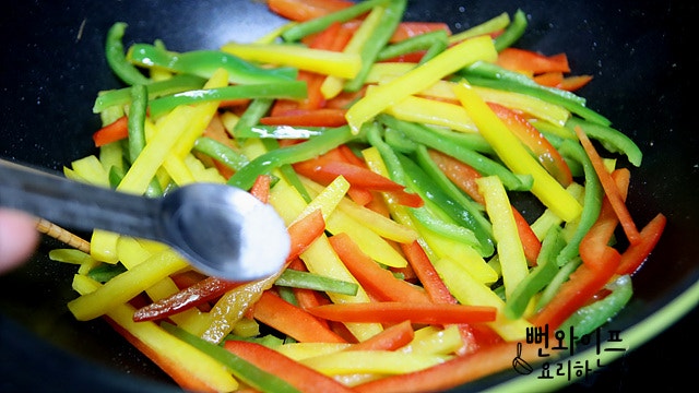 Stir-fry the ingredients — step photo 1