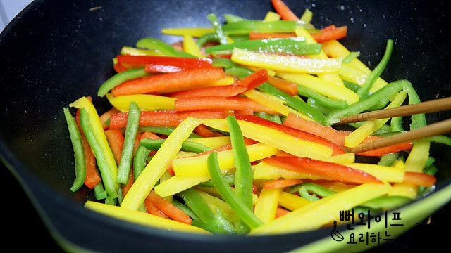 Stir-fry the ingredients — step photo 2