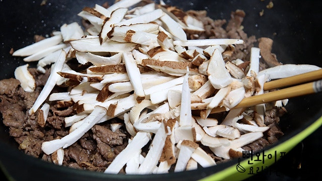 Stir-fry the ingredients — step photo 1