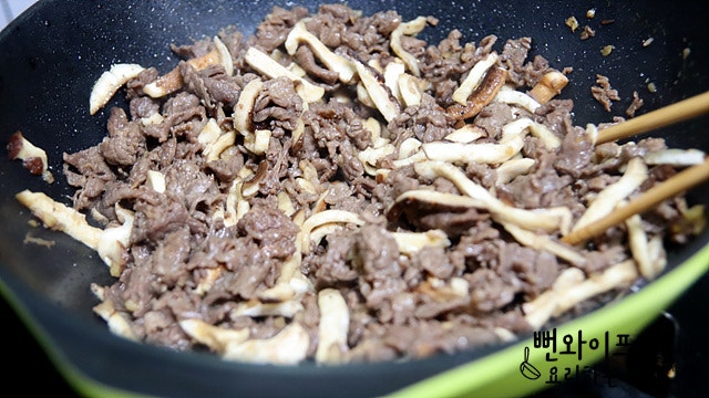 Stir-fry the ingredients — step photo 2
