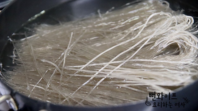 Boil the noodles — step photo 1