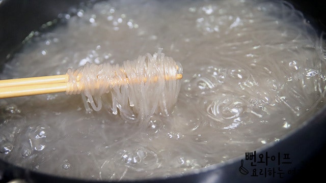 Boil the noodles — step photo 2