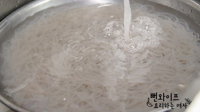 Boil the noodles — step photo 1