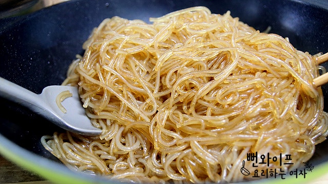 Stir-fry the noodles — step photo 2