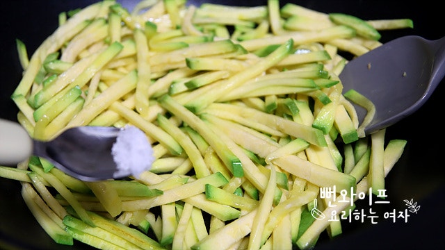 Stir-fry the zucchini — step photo 1