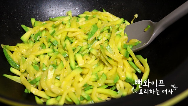 Stir-fry the zucchini — step photo 2