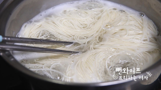 Boil the thin wheat noodles — step photo 1