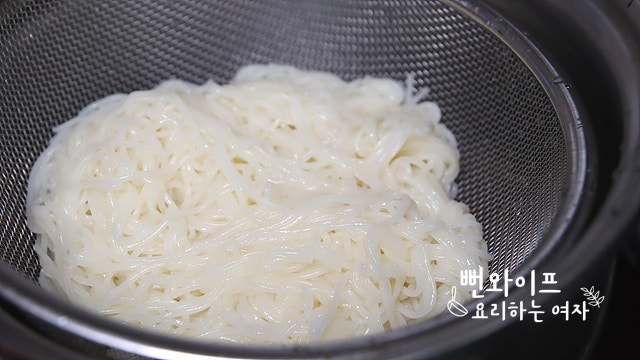 Boil the thin wheat noodles — step photo 2