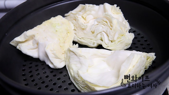 Steam the cabbage — step photo 1