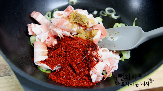 Stir-fry the meat — step photo