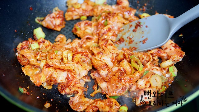 Stir-fry the meat — step photo 1