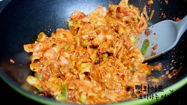 Stir-fry the meat — step photo 2