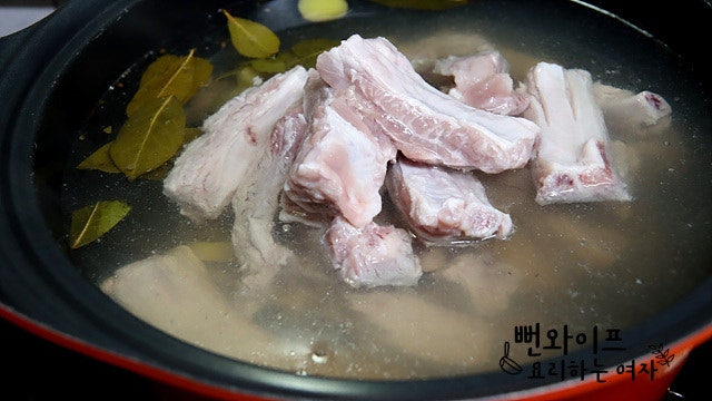 Parboil the ribs — step photo 1
