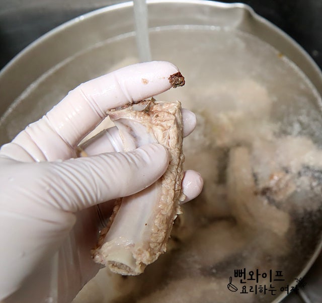 Parboil the ribs — step photo 1