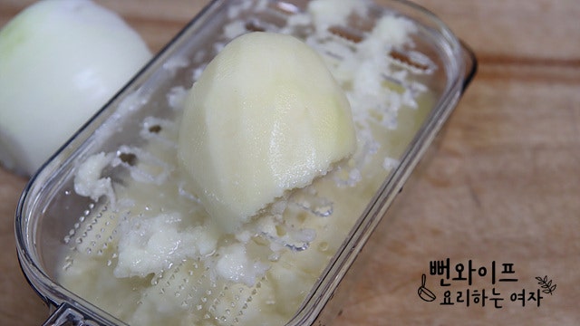 Grate potato and onion — step photo 1