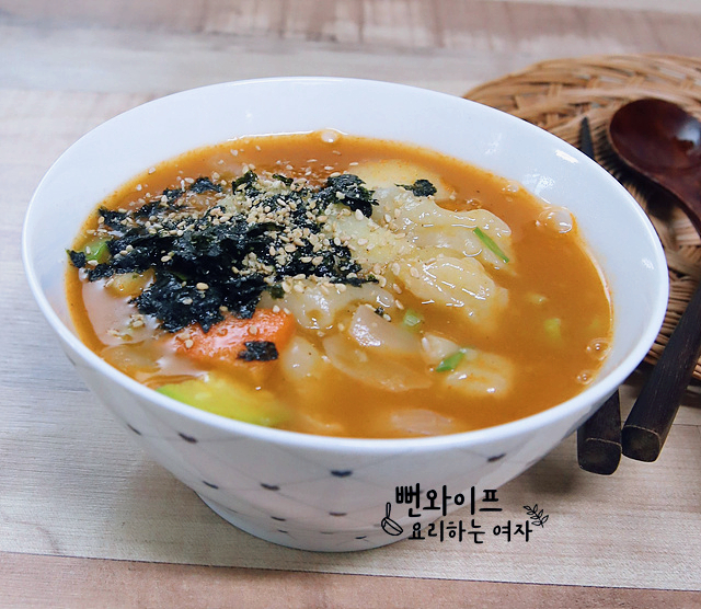 Spicy Sujebi (Hand-Torn Noodle Soup) Cut with Chopsticks — finished dish