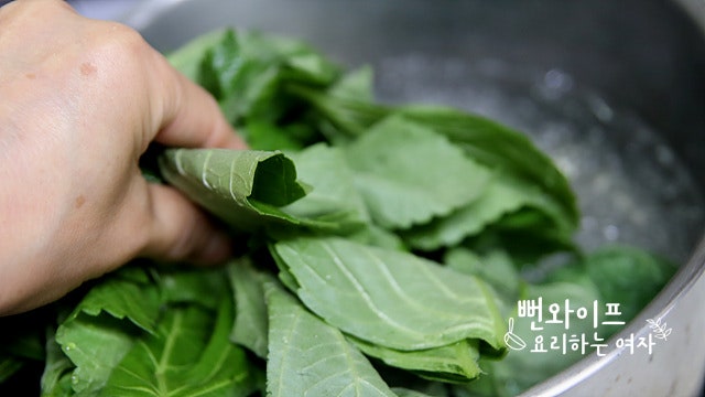 Blanch the baby perilla leaves — step photo 1
