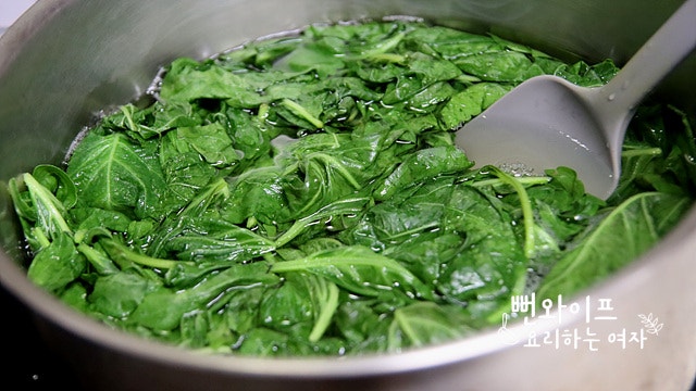 Blanch the baby perilla leaves — step photo 1