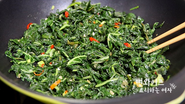 Stir-fry the baby perilla leaves — step photo 1