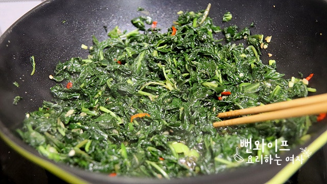 Stir-fry the baby perilla leaves — step photo 2