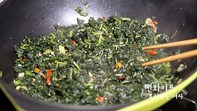 Stir-fry the baby perilla leaves — step photo 2