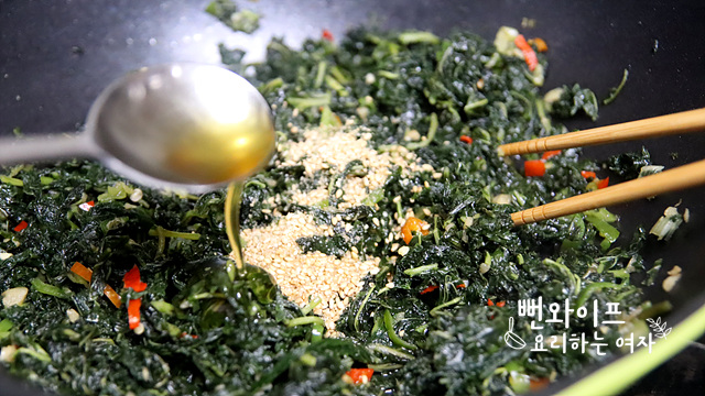 Stir-fry the baby perilla leaves — step photo