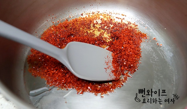 Stir-fry the ingredients in chili oil — step photo 1