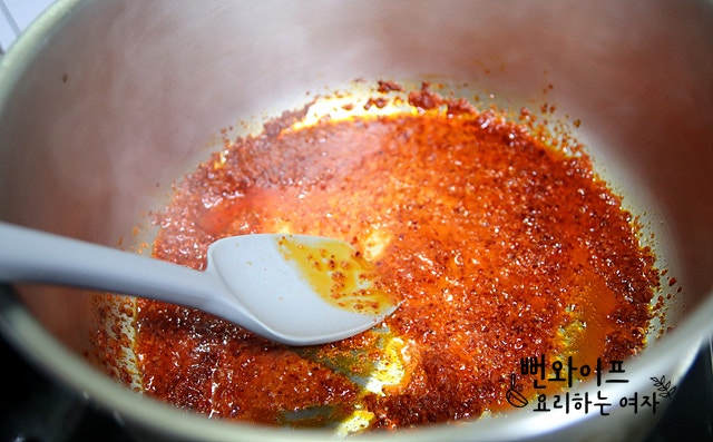 Stir-fry the ingredients in chili oil — step photo 2