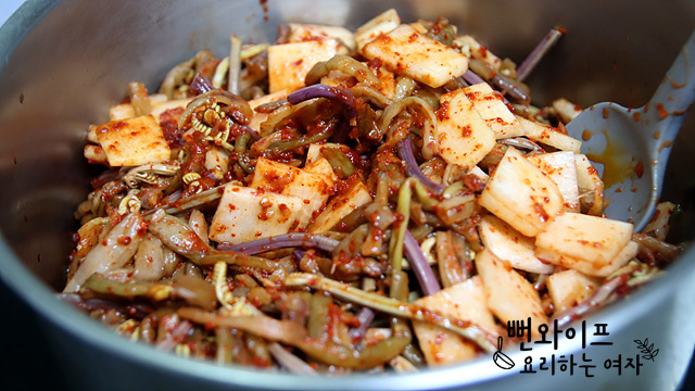 Stir-fry the ingredients in chili oil — step photo