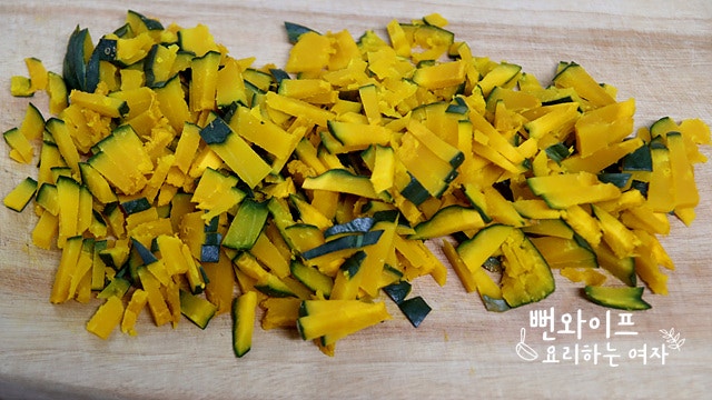 Slice the kabocha squash — step photo 1