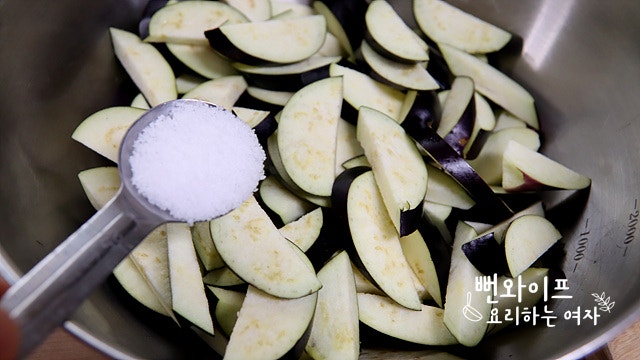 Salt the eggplant — step photo 1