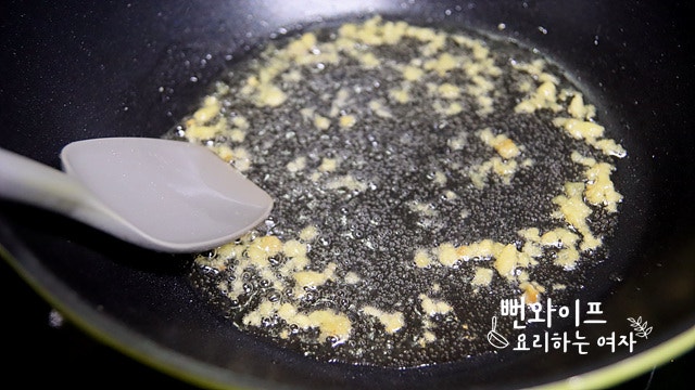 Stir-fry in garlic oil — step photo 1