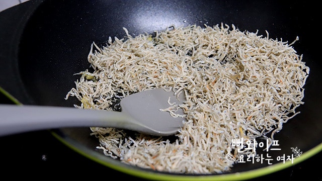 Stir-fry in garlic oil — step photo 2