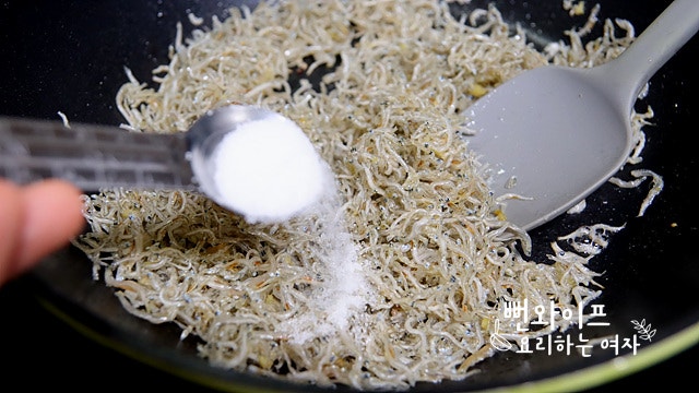 Stir-fry in garlic oil — step photo 1