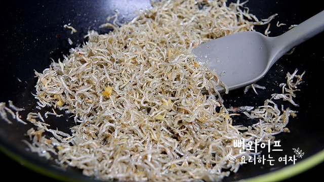 Stir-fry in garlic oil — step photo 2