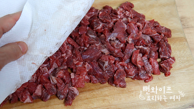 Remove blood from the beef — step photo