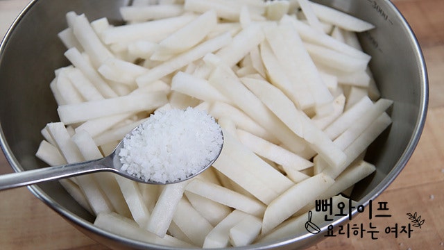 Salt the radish — step photo 1