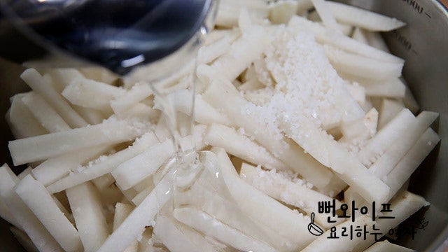 Salt the radish — step photo 2