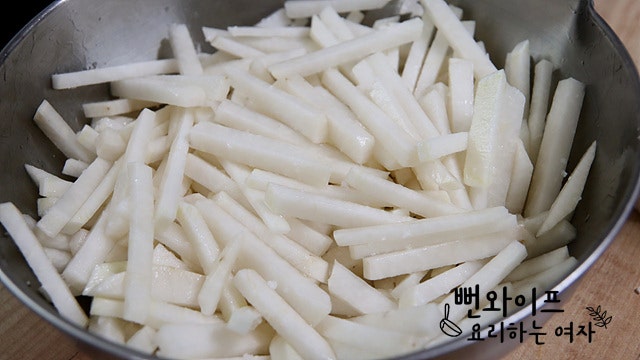 Salt the radish — step photo 1
