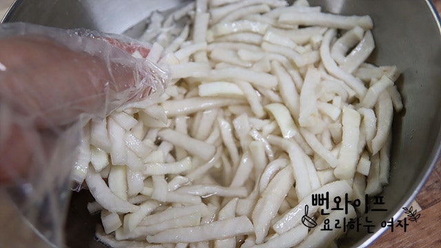 Salt the radish — step photo 2