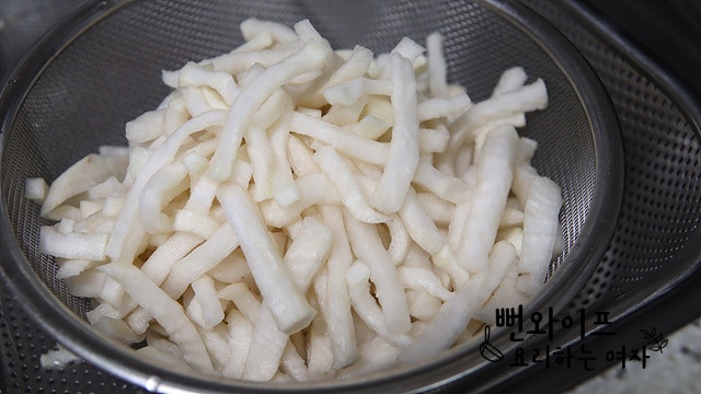 Salt the radish — step photo 2