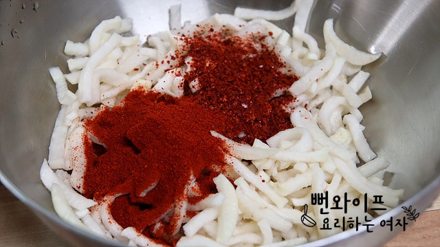 Color the radish with chili flakes — step photo 1