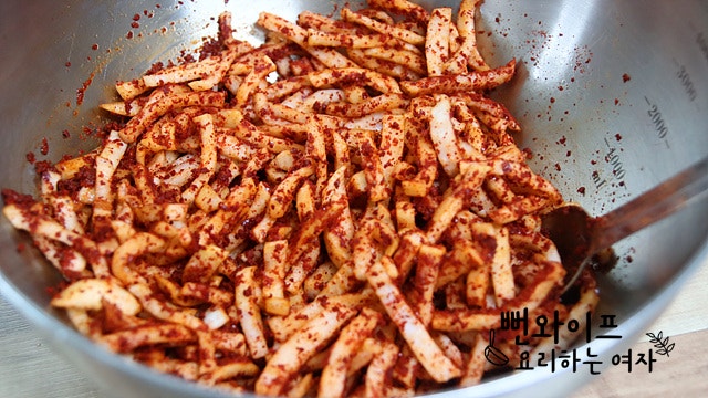Color the radish with chili flakes — step photo 2