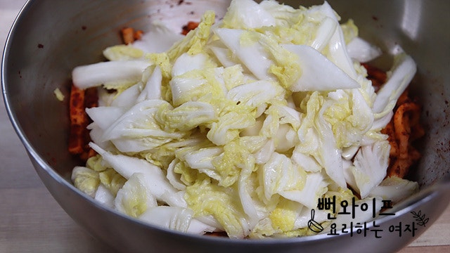 Color the radish with chili flakes — step photo 2