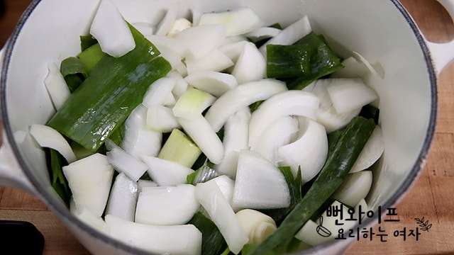 Add ingredients to the pot — step photo 1