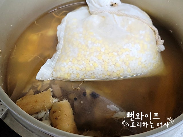Simmer the samgyetang — step photo 1
