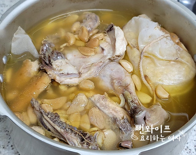 Simmer the samgyetang — step photo 1